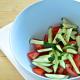 Reteta: Salata de pui, rosii, castraveti si varza chinezeasca - Se poate face fara sos de varza chinezeasca, rosii, castraveti