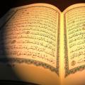 Läser suror och verser från Koranen för varje dag