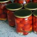 Hur man picklar tomater i burkar för vintern med kalla och varma metoder, och varför tomater 